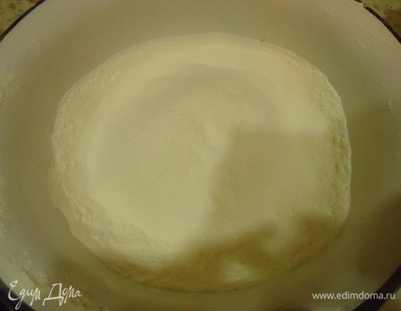 Просеять муку и смешать с разрыхлителем, ванилином (по вкусу — корицей).