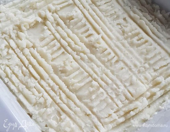 Картофельное пюре размять вилкой и утрамбовать.