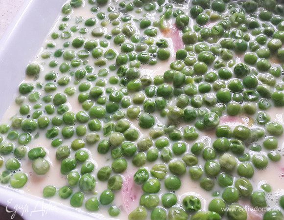 Приготовить смесь: взболтать вилкой яйца, посолить, поперчить и добавить молоко. Все перемешать и залить запеканку.