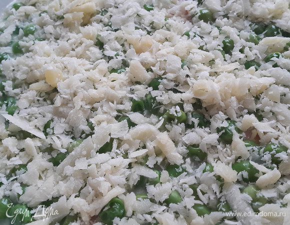 Сверху посыпать тертым сыром. Запекать в разогретой до 200°C духовке около 40 минут.