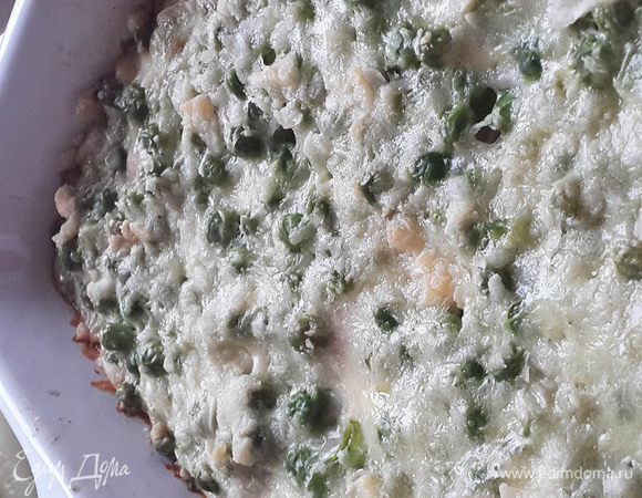 Можно подавать горячей. А можно еле теплой, когда все соки снова впитаются в запеканку. И даже холодная она вкусна!