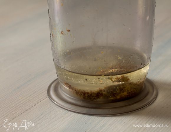 Кладем ингредиенты в стакан для взбивания и взбиваем венчиком на высоких оборотах.