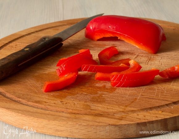 Болгарский перец нарезать соломкой.