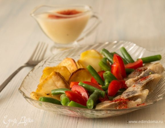 Сервируем порционно, отдельно в соуснике подаем соус.
http://www.edimdoma.ru/retsepty/77954-postnaya-salatnaya-zapravka