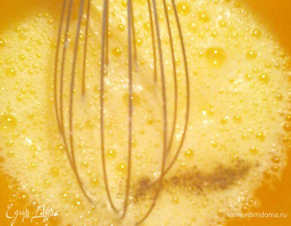 Взбить яйца с солью, перцем. Количество специй по вкусу. Добавить молоко (если делать по книге, в оригинале — вода).