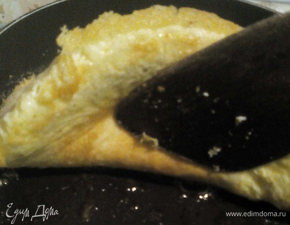 Жарить с 1 стороны до зарумянивания на среднем огне минуты 2-3.