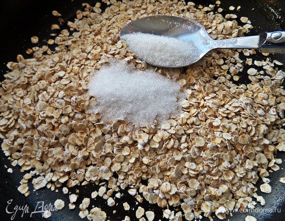 Делаем верхушку-шапочку пирога: овсянку обжариваем на сухой сковороде с сахаром.