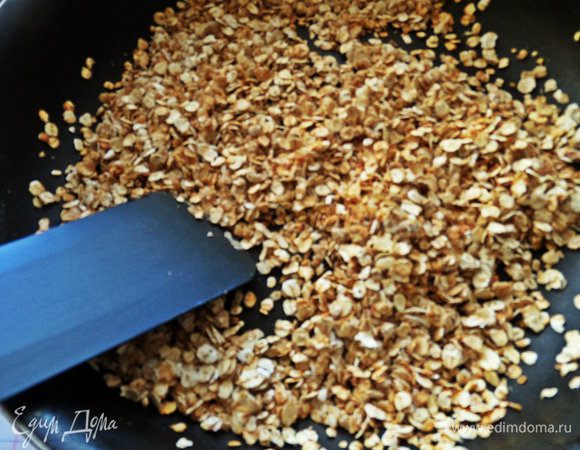 Жарим, помешивая, пока не поменяет цвет. Сахар должен растопиться!