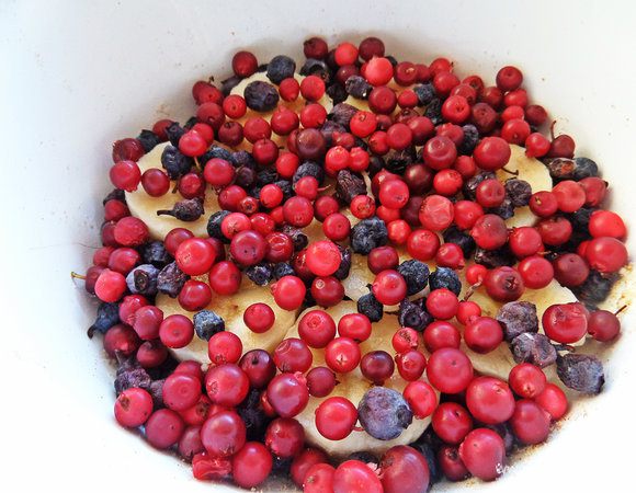 Сверху равномерно посыпать ягодами.