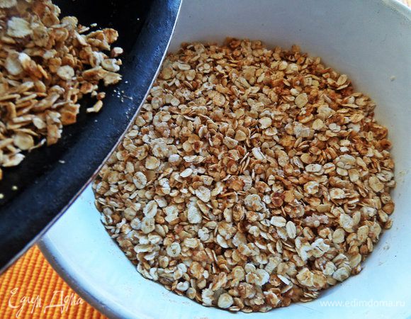 Начинку покрыть хрустящими хлопьями со сковороды. 