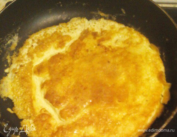 Перевернуть и ещё минутку поджарить тоже на среднем огне.

Вообще в книге написано, жарить с 1 стороны 1 минуту до зарумянивания, но этого маловато! Я жарила с 1 стороны 2-3 минуты, 1 минутку — с другой, не сырой же омлет есть!