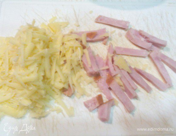 Пока жарился омлет, я нарезала начинку.
