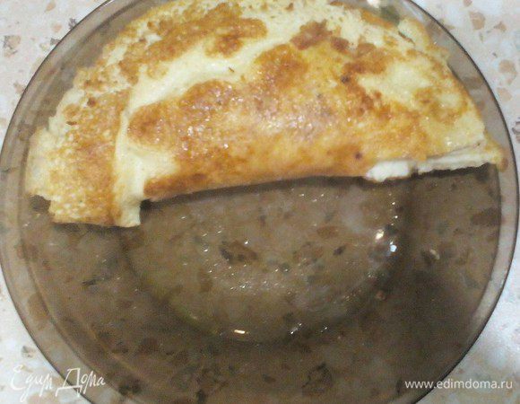 Накрываем второй. Всё это можно было сделать на сковороде, а уже сложенный омлет выложить на блюдо... Как вам удобнее!