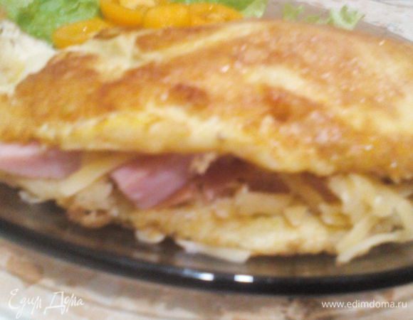 Сыр внутри расплавится от горячего омлета, мммм! 
Bon appetit!