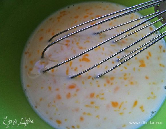 Делаем заливку: взбиваем молоко венчиком с яйцом и ванилью. Сахар я не добавляла.