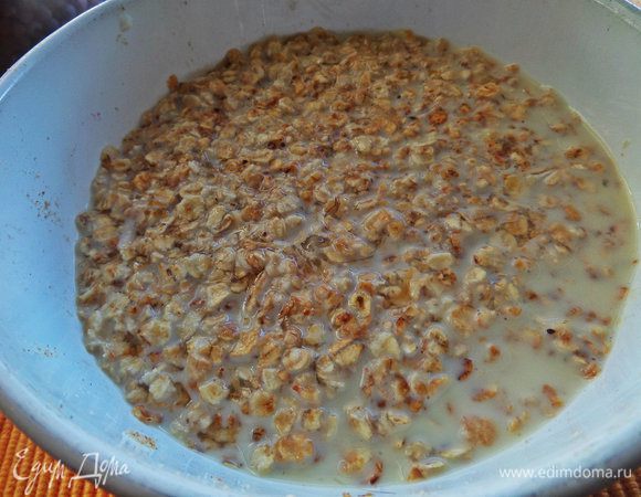 Заливаем хлопья, чтобы они были все в молоке.