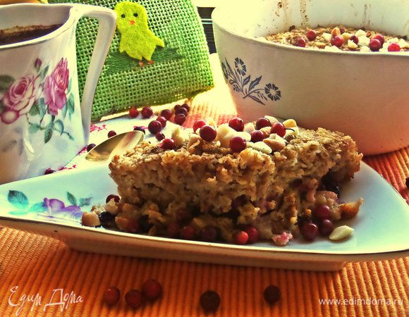 Верх я посыпала орешками, корицей и украсила ягодами. Завтрак, поднимающий настроение, готов!