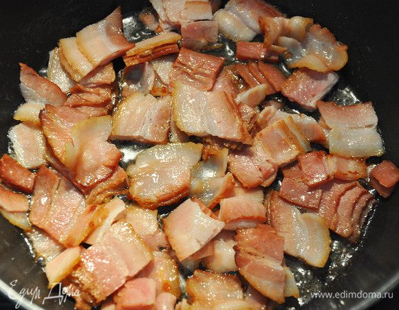 Бекон нарезать крупными кусочками. Пожарить на сковороде без масла.