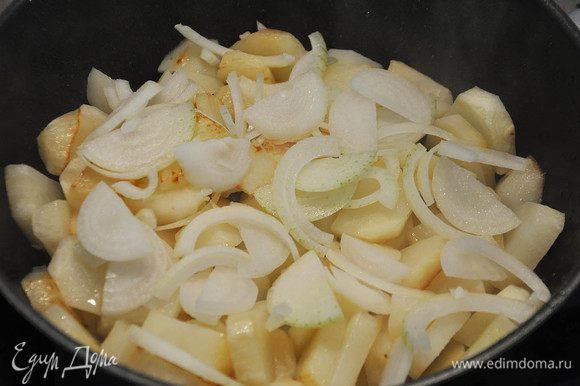 Луковицу очистить и крупно порезать. Вкладываем к картошке и жарить до готовности.