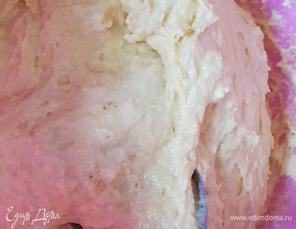 Просеять в тесто муку и разрыхлитель. Смешать, пока тесто не скатается в шар.