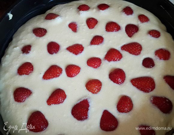 Сразу вылить начинку, разложить клубнику, слегка утопив. Выпекать еще минут 40-50. 