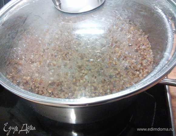 Поставим варить гречку. Количество гречки я дала условное, но в рулет она вошла не вся. 