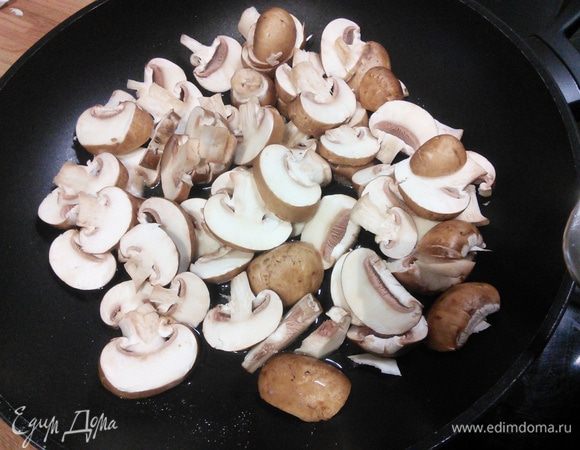 Режем шампиньоны на пластинки, обжариваем на масле. 