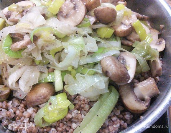 Смешиваем с кашей. Пробуем на вкус. Так я очень люблю есть гречневую кашу, когда её себе варю, поэтому то, что каши я заведомо наварила больше, так это специально. Если хотите можете добавить сливочное масло. Кашу остудить до тёплого состояния. 