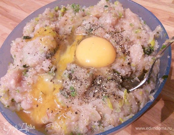 Делаем фарш из куриного филе, поджаренного бекона и лука (ещё горячего), добавляем яйцо, соль, перец и тимьян, соду на кончике ножа, тщательно вымешиваем. 