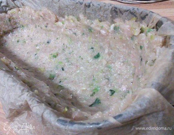 Берём форму для кекса, выстилаем бумагой (мне пергаментная бумага нужна была поддатливая, поэтому я её намочила). Выкладываем 2/3 фарша, формируя бортики и распределяя фарш равномерно по всей форме. 