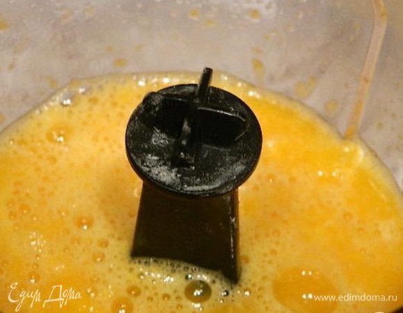 В блендере пробить очищенные мандарины, 100 г сахара и 2 ст. л. крахмала. Хорошо пробить. Процедить через ситечко от пленочек.