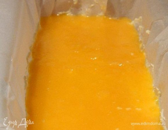 Аккуратно выливаем сверху мандариновую массу. Выпекаем в предварительно разогретой духовке 50 минут при 180°С. Остудить и удалить бумагу.