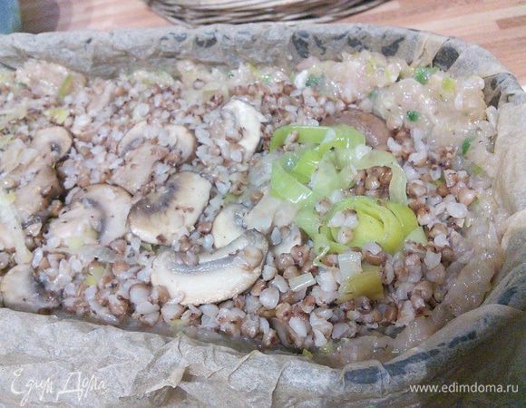 Раскладываем гречневую кашку плотненько, аккуратно прижимая её ложкой вглубь ложбинки. Таким образом приподнимаются мясные края (бортики), а начинка утрамбовывается. 