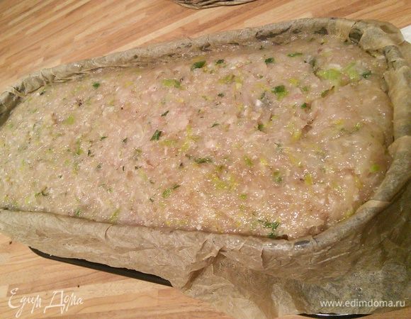 Сверху выкладываем оставшийся фарш, разравниваем лопаточкой. Важно, чтобы бортики соединились с мясной крышечкой. Выпекаем хлебец в заранее разогретой до 180°С духовке около 50 мин до золотистой корочки. 