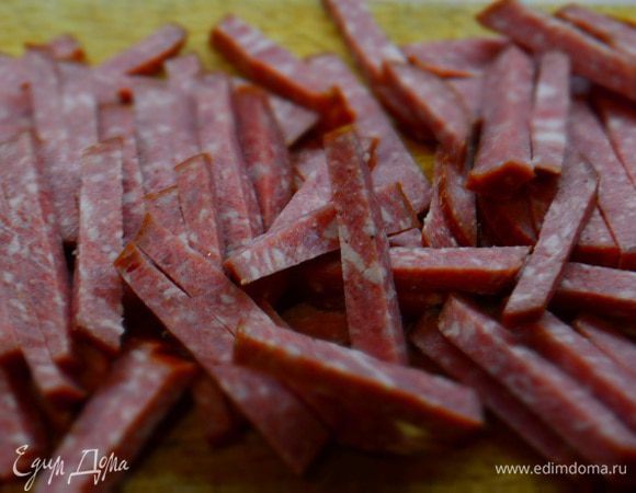 Все предельно просто! Нарезаем колбасу брусочками. С кукурузы слить жидкость, укроп измельчить.