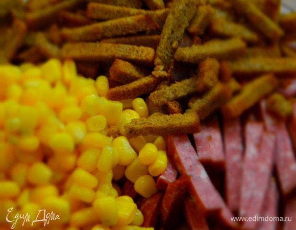 Смешать все ингредиенты в одной миске, заправить майонезом и перемешать.