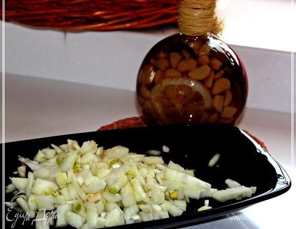 Лук почистить и порубить. Ближе к мелкому.
