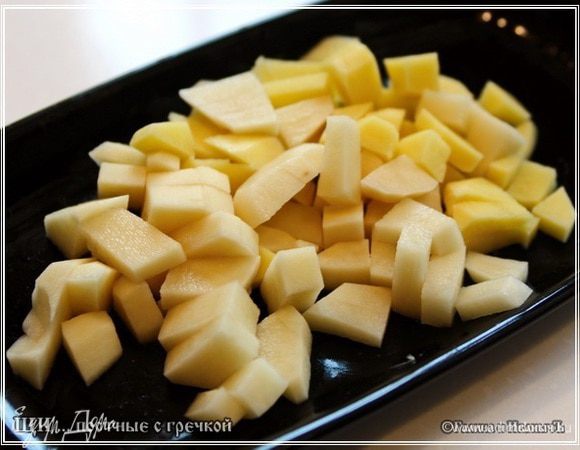 Пока капуста тушится, почистим и порежем картошку.
