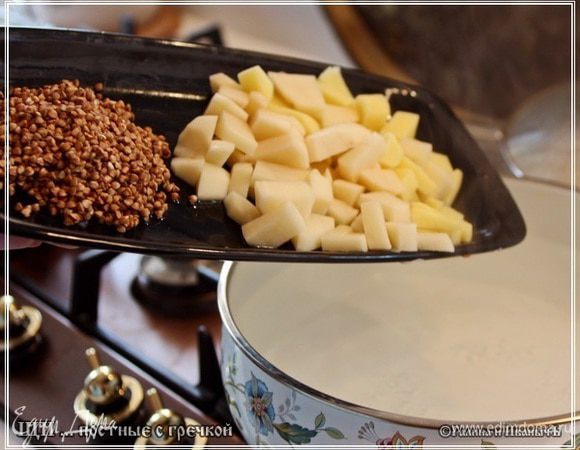 Когда вода в кастрюле закипит, закладываем туда гречку и картошку.
