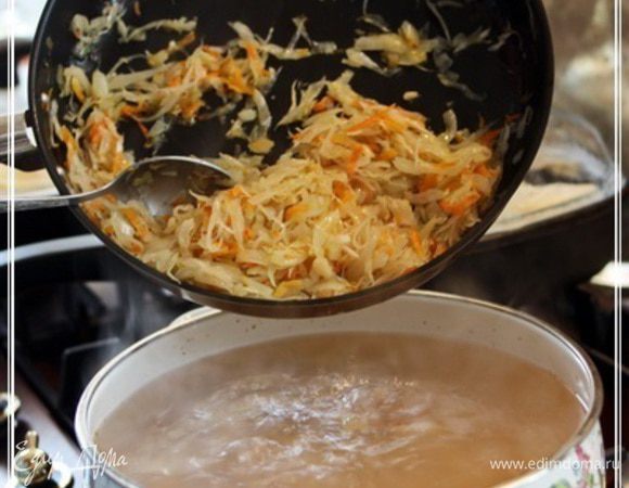 И варим. Когда картошка будет полуготова, то отправим туда тушеную капусту с луком. 
