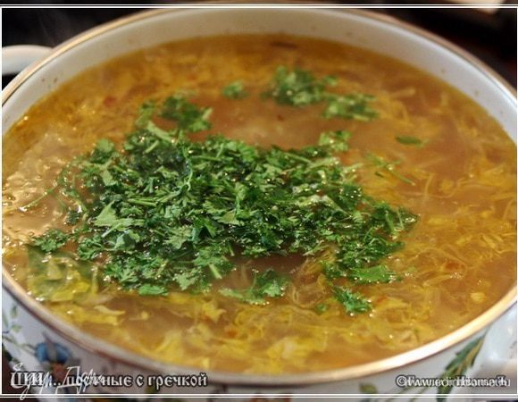 И всё это варим. Минут двадцать. И когда уже почти готово, закладываем зелень. Мы взяли из морозилки, заготовленную с прошлого лета, смесь зеленушки с грядки. 
И в кастрюльку её.
