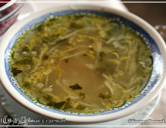 Даём немного настояться, и вот так это выглядит.
Конечно, томить щи надо в печке. Но дрова нынче дороги. Экономим.
Другим разом, как разбогатеем, сделаем в печке и тогда уже расскажу.
Ну вот, собственно и всё. По времени получается очень быстро — минут сорок и щи готовы. Принцип «суточности» сохраняется. 
Сегодня они вкусные, завтра будут ещё вкуснее. 
Приятного вам аппетита!
