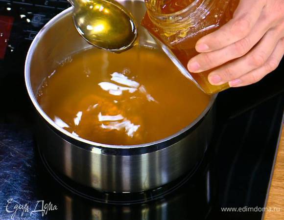 Приготовить сироп: из 2‒3 яблок выжать стакан сока, влить в кастрюлю, добавить мед, ванильный экстракт и слегка уварить на небольшом огне.