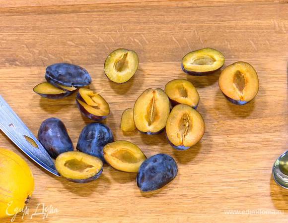 Сливы разрезать пополам и удалить косточки.