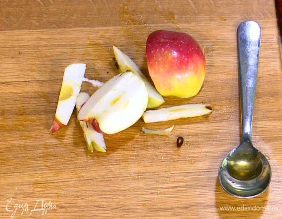 Грушу и яблоко, удалив сердцевину, нарезать крупными дольками.