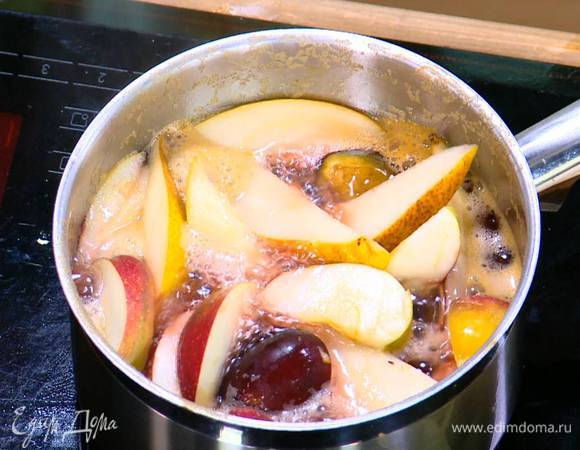В горячий сироп выложить нарезанные фрукты и прогревать еще 3–5 минут.
