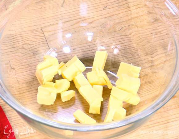 Нарезать кубиками 100 г предварительно охлажденного сливочного масла.