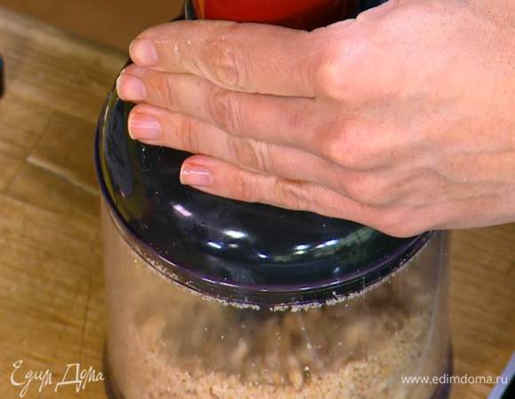 Фундук измельчить в блендере.