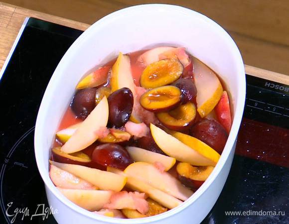 Керамическую жаропрочную форму смазать оставшимся сливочным маслом, выложить фрукты и полить их сиропом, так чтобы они были покрыты на треть.