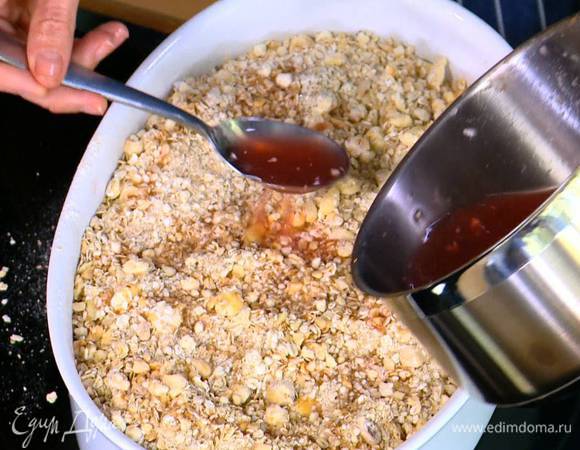 Равномерно посыпать фрукты овсяным тестом, так чтобы они были полностью покрыты, а сверху полить оставшимся сиропом.